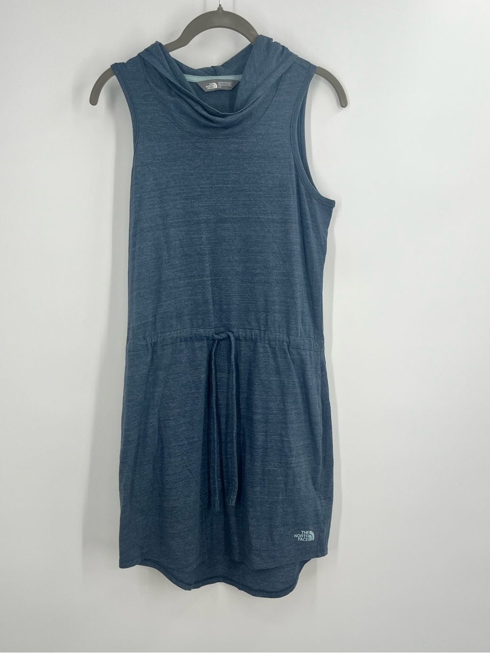 The North Face Sleeveless Hooded Casual Dress. Has 2 pockets. Drawstring waist.